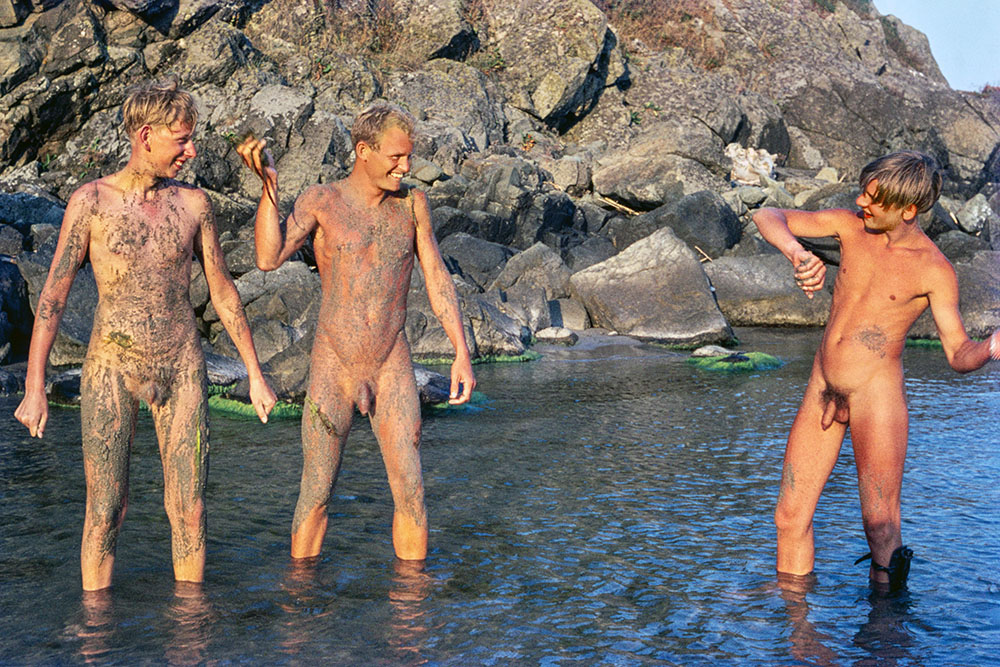 Jungen, nackt und frei in der Natur am Naturisten-Strand Ropotamo in Bulgarien